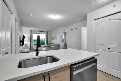 1407-8 Bridlecrest Drive Sw, Calgary, AB - Indoor Photo Showing Kitchen