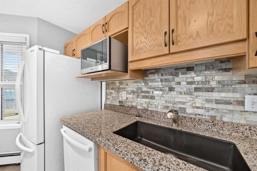 1109-1109 Hawksbrow Point Nw, Calgary, AB - Indoor Photo Showing Kitchen
