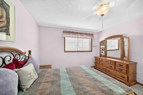 20 Everstone Place Sw, Calgary, AB - Indoor Photo Showing Bedroom