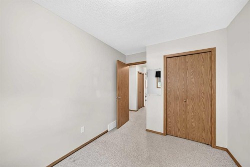 20 Everstone Place Sw, Calgary, AB - Indoor Photo Showing Other Room