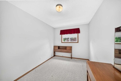20 Everstone Place Sw, Calgary, AB - Indoor Photo Showing Other Room