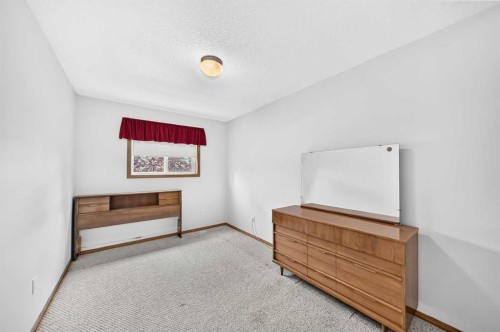 20 Everstone Place Sw, Calgary, AB - Indoor Photo Showing Other Room