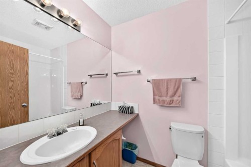 20 Everstone Place Sw, Calgary, AB - Indoor Photo Showing Bathroom