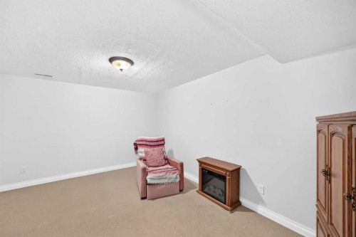 20 Everstone Place Sw, Calgary, AB - Indoor Photo Showing Other Room