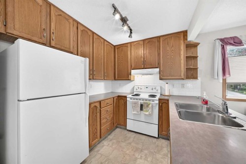 20 Everstone Place Sw, Calgary, AB - Indoor Photo Showing Kitchen With Double Sink