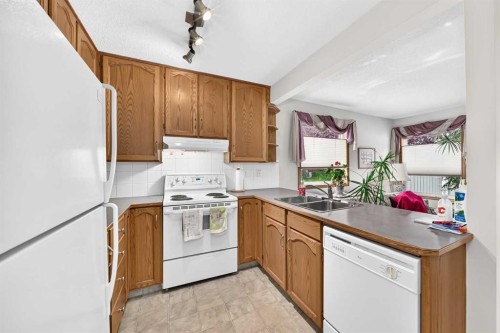 20 Everstone Place Sw, Calgary, AB - Indoor Photo Showing Kitchen With Double Sink