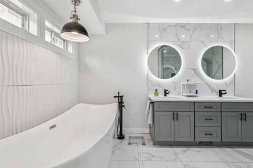 6991 Christie Briar Manor Sw, Calgary, AB - Indoor Photo Showing Bathroom