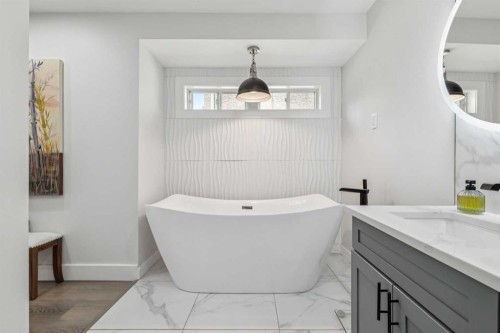 6991 Christie Briar Manor Sw, Calgary, AB - Indoor Photo Showing Bathroom