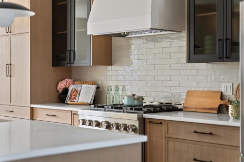 8138 47 Avenue Nw, Calgary, AB - Indoor Photo Showing Kitchen