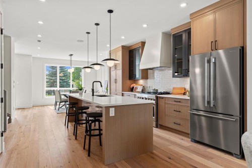 8138 47 Avenue Nw, Calgary, AB - Indoor Photo Showing Kitchen With Upgraded Kitchen