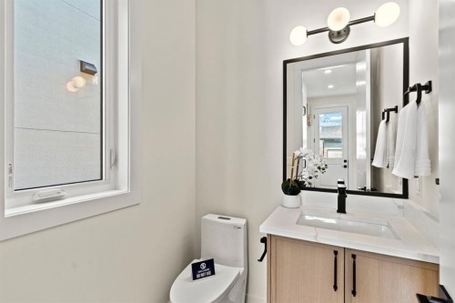 8138 47 Avenue Nw, Calgary, AB - Indoor Photo Showing Bathroom