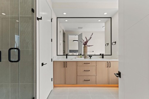 8138 47 Avenue Nw, Calgary, AB - Indoor