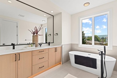 8138 47 Avenue Nw, Calgary, AB - Indoor Photo Showing Bathroom