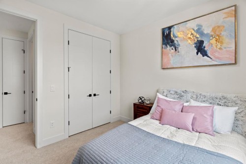 8138 47 Avenue Nw, Calgary, AB - Indoor Photo Showing Bedroom