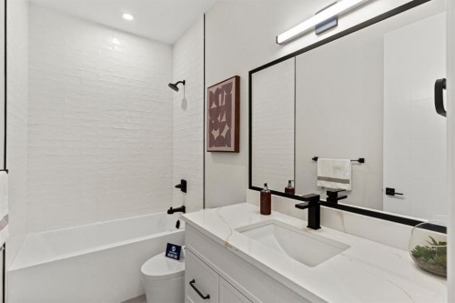 8138 47 Avenue Nw, Calgary, AB - Indoor Photo Showing Bathroom
