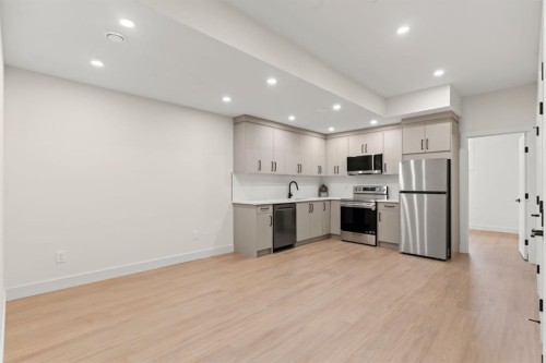 8138 47 Avenue Nw, Calgary, AB - Indoor Photo Showing Kitchen