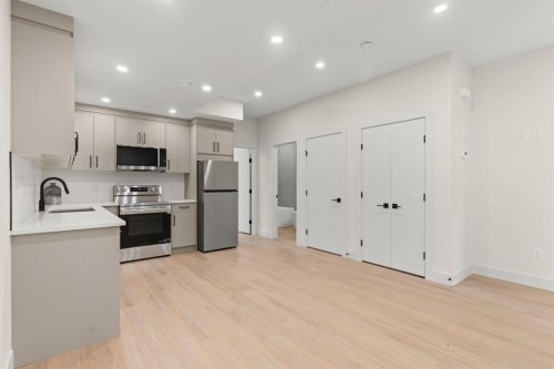 8138 47 Avenue Nw, Calgary, AB - Indoor Photo Showing Kitchen With Upgraded Kitchen