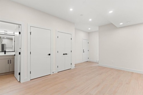 8138 47 Avenue Nw, Calgary, AB - Indoor Photo Showing Other Room