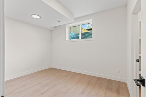 8138 47 Avenue Nw, Calgary, AB - Indoor Photo Showing Other Room