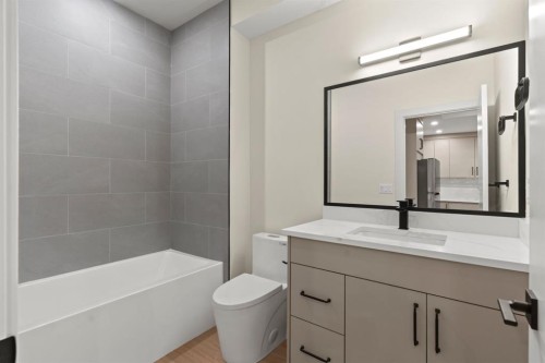 8138 47 Avenue Nw, Calgary, AB - Indoor Photo Showing Bathroom