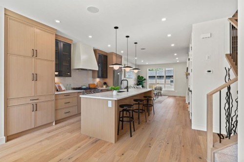 8138 47 Avenue Nw, Calgary, AB - Indoor Photo Showing Kitchen With Upgraded Kitchen