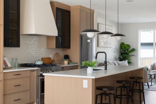 8138 47 Avenue Nw, Calgary, AB - Indoor Photo Showing Kitchen With Upgraded Kitchen