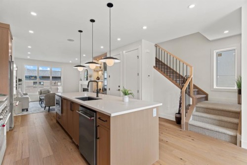 8138 47 Avenue Nw, Calgary, AB - Indoor Photo Showing Kitchen With Upgraded Kitchen