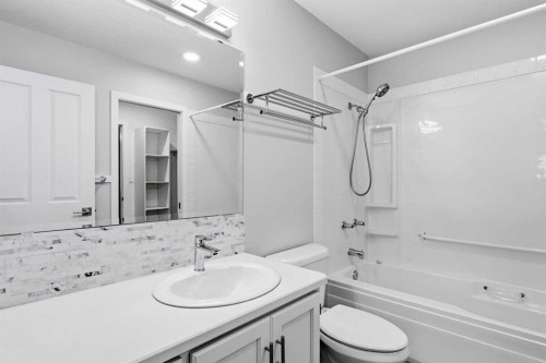 4014 Shannon Drive, Olds, AB - Indoor Photo Showing Bathroom