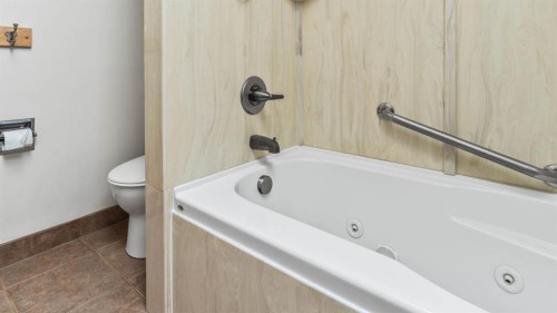 1027 Lake Sylvan Drive Se, Calgary, AB - Indoor Photo Showing Bathroom