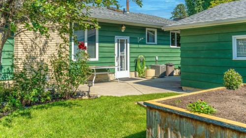 1027 Lake Sylvan Drive Se, Calgary, AB - Outdoor