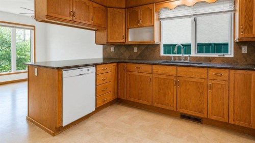 1027 Lake Sylvan Drive Se, Calgary, AB - Indoor Photo Showing Kitchen