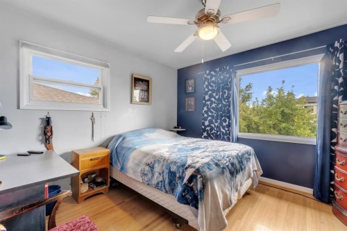 2204 Halifax Crescent Nw, Calgary, AB - Indoor Photo Showing Bedroom