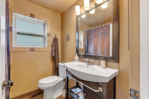 2204 Halifax Crescent Nw, Calgary, AB - Indoor Photo Showing Bathroom