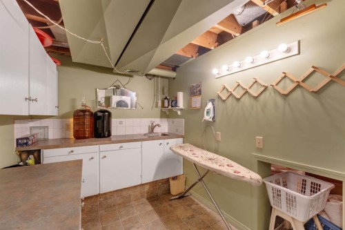 2204 Halifax Crescent Nw, Calgary, AB - Indoor