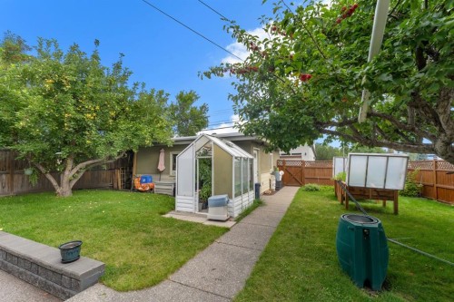2204 Halifax Crescent Nw, Calgary, AB - Outdoor With Backyard