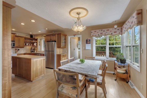 2204 Halifax Crescent Nw, Calgary, AB - Indoor Photo Showing Dining Room