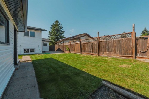 20 Castlegrove Way Ne, Calgary, AB - Outdoor