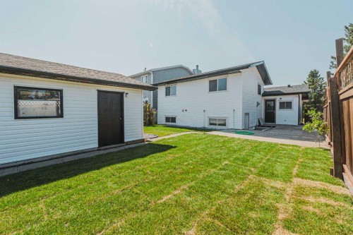 20 Castlegrove Way Ne, Calgary, AB - Outdoor