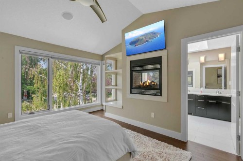 1721 44 Avenue Sw, Calgary, AB - Indoor Photo Showing Bedroom