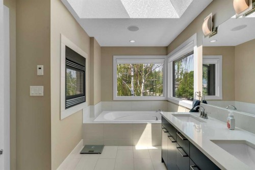 1721 44 Avenue Sw, Calgary, AB - Indoor Photo Showing Bathroom