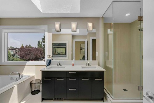 1721 44 Avenue Sw, Calgary, AB - Indoor Photo Showing Bathroom