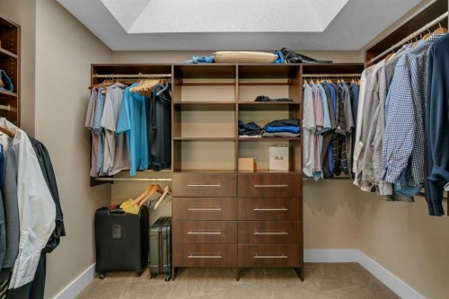 1721 44 Avenue Sw, Calgary, AB - Indoor With Storage