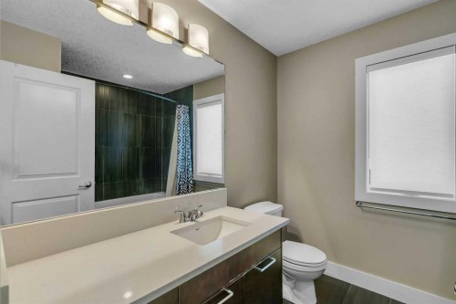 1721 44 Avenue Sw, Calgary, AB - Indoor Photo Showing Bathroom
