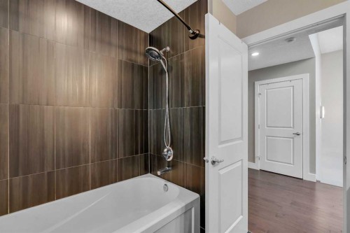 1721 44 Avenue Sw, Calgary, AB - Indoor Photo Showing Bathroom