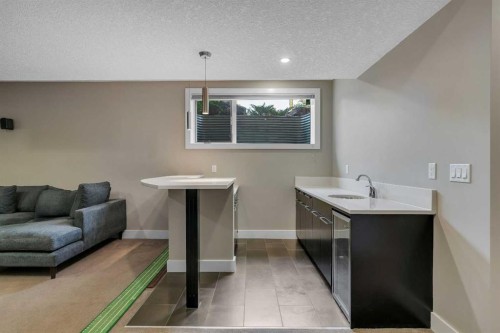 1721 44 Avenue Sw, Calgary, AB - Indoor