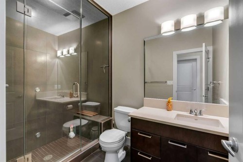1721 44 Avenue Sw, Calgary, AB - Indoor Photo Showing Bathroom