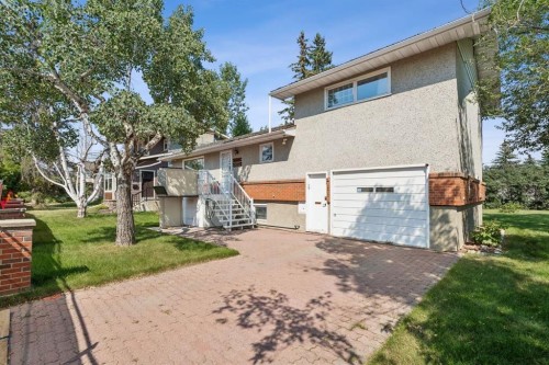8832 34 Avenue Nw, Calgary, AB 