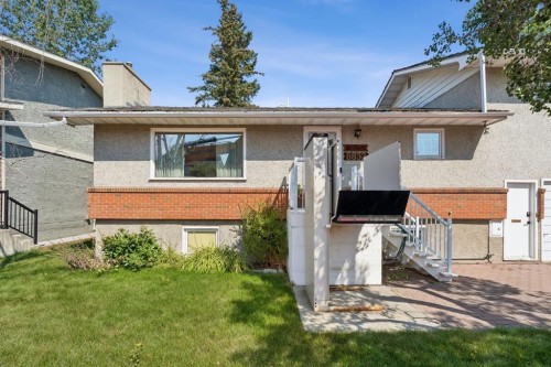 8832 34 Avenue Nw, Calgary, AB 