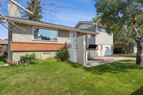 8832 34 Avenue Nw, Calgary, AB 
