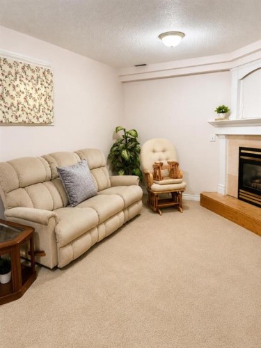 8832 34 Avenue Nw, Calgary, AB 